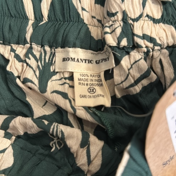 High Waist Green and White Floral Shorts - Picture 3 of 3